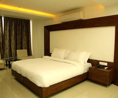 https://imgcld.yatra.com/ytimages/image/upload/t_hotel_yatra_city_desktop/v1426249994/Domestic Hotels/Hotels_Vadodara/Shagun Hotel/Executive Room.jpg